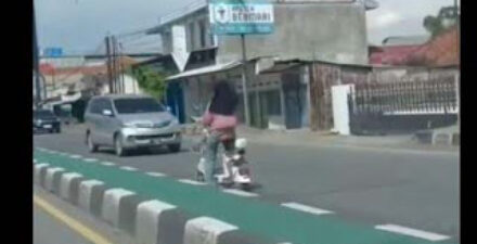 Bocah perempuan nekat mengendarai sepeda listrik di jalur Pantura Tegal dengan melawan arah.