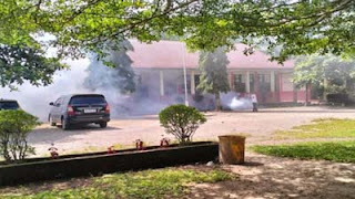 Dinas Kesehatan Kabupaten Pasaman Barat saat melakukan fogging.