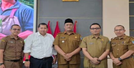 Wakil Bupati Pasaman Barat M.Ihpan (tengah) foto bersama.