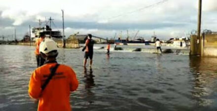 Tembok pembatas antara laut dan kawasan Pelabuhan Tanjung Emas Semarang