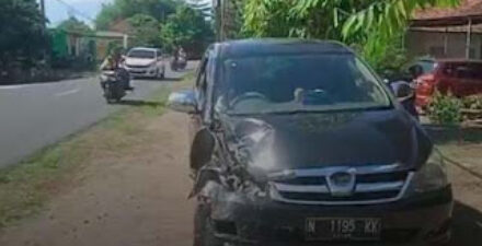 Mobil Toyota Kijang Innova hitam ringsek