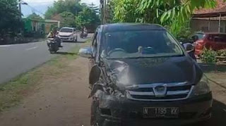Mobil Toyota Kijang Innova hitam ringsek