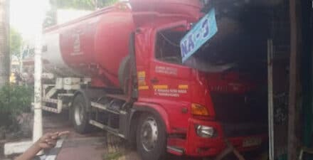 Truk Tangki Tabrak Rumah, Petugas Lakukan Penanganan