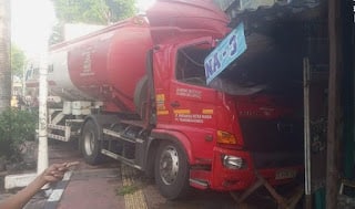 Truk Tangki BBM Tabrak Rumah di Jaktim