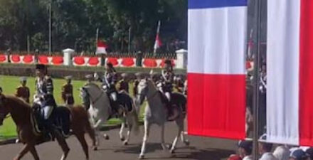 Presiden Prancis Macron tiba di Istana Negara sambil dikawal pasukan berkuda