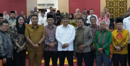 Wagub Vasko bersama dengan Mensos Syaifullah Yusuf dan jajaran guru besar UNP.