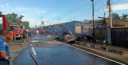 Kebakaran melanda lima petak toko di pinggir Jalan Hamka, Kecamatan Padang Utara