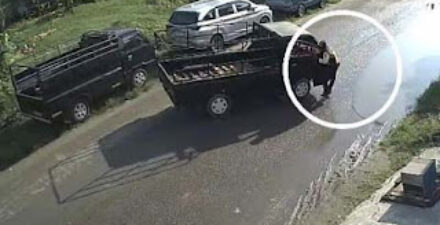 Tangkapan layar petugas Dishub Sampang ditabrak pikap viral di media sosial.