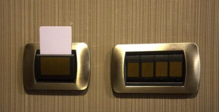 Viral! Turis Ungkap Cara Nyalakan Lampu Hotel Tanpa Kartu Kunci