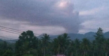 Gunung Dukono di Halmahera Utara, Maluku Utara saat mengalami erupsi.