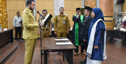 Wako Fadly Amran lantik 22 kepala SD dan SMP se-Kota Padang.