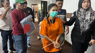 Seorang wanita berinisial WM (37) asal Langkapura, Bandar Lampung ditangkap polisi.