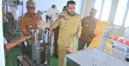 Wako Fadly Amran melihat suasana di Sentra Rendang.