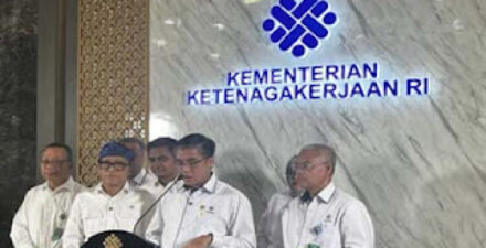Menaker Yassierli saat memberikan keterangan