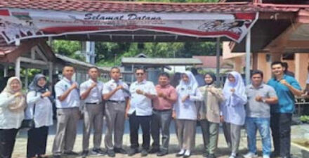 Kepala Badan Kesatuan Bangsa dan Politik Agam Bambang Warsito foto bersana