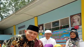 Bupati Pasaman Sabar AS saat memberikan hadiah kepada siswa.