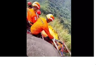 Tim SAR gabungan mengevakuasi jenazah Baim.