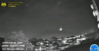 Gunung Marapi meletus.