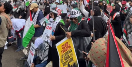 Massa menggelar aksi bela Palestina di depan Kantor Kedubes AS, Jakarta, pada Minggu (20/4/2025).