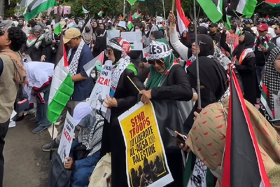 Massa menggelar aksi bela Palestina di depan Kantor Kedubes AS, Jakarta, pada Minggu (20/4/2025).