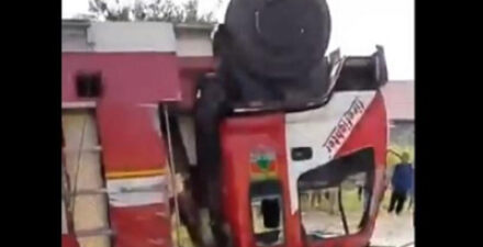 Mobil damkar terbalik saat menuju lokasi kebakaran