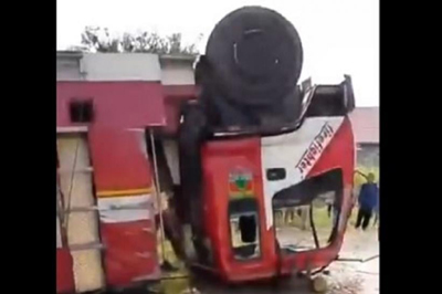 Mobil damkar terbalik saat menuju lokasi kebakaran