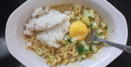 Bahaya Makan Mi Instan Bareng Nasi, Kalori Tinggi, Nutrisi Minim