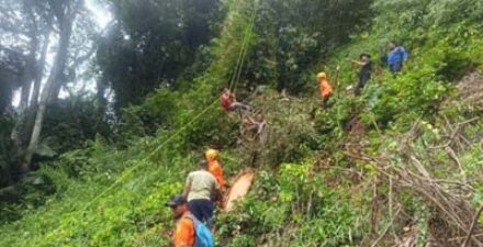 Evakuasi orang terjepit pohon di Gunung Pangilun.
