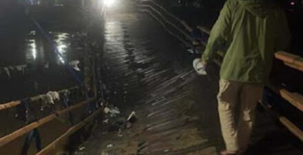 Jembatan apung patah akibat dihantam derasnya aliran Sungai Citarum