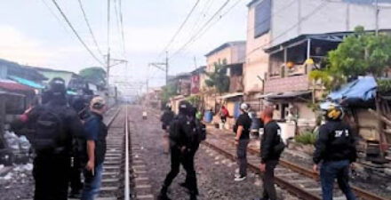 Polisi amankan 9 orang dan sita narkoba hingga sentaja tajam saat gerebek Kampung Bahari di Jakut