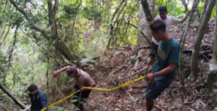 Tim Inafis Polres Ende saat olah TKP di lokasi penemuan kerangka manusia