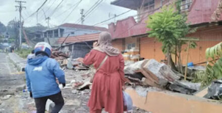 Warga melintas di lokasi tempat kejadian perkara kecelakaan maut bus ALS
