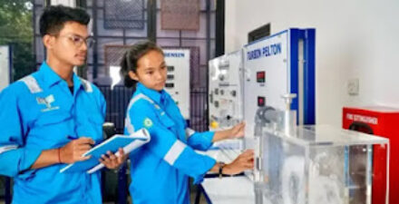 Mahasiswa ITPLN sedang melakukan pembelajaran di laboratorium kampus.