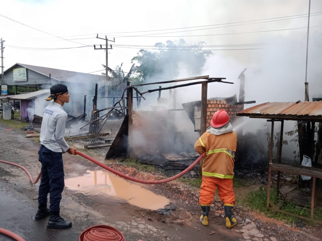 Tim Damkar dan BPPD Muba Berhasil Jinakkan Kobaran Api