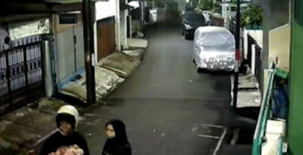 Sepasang Kekasih Tinggalkan Bayi di Jatinegara, Terekam CCTV
