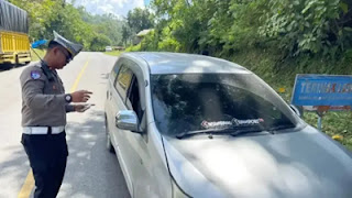 Anggota Polisi Polres Solok Selatan memeriksa kelengkapan kendaraan