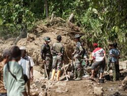 Lantamal II Padang Bahu Membahu Betsama Masyarakat Perbaiki Irigasi