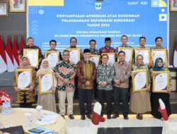 Gubernur Mahyeldi Beri Penghargaan Kepada 12 OPD Terbaik Dalam Pelaksanaan Reformasi Birokrasi di Sumbar
