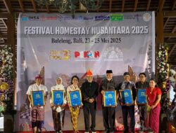 Gubernur Sumbar Terima IHSA Award 2025 sebagai Tokoh Pengembangan Usaha Homestay Wilayah Provinsi