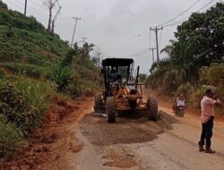Perusahaan Tambang CV KBH Dukung Ekonomi Warga dan Perbaiki Jalan di Pulau Punjung