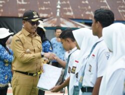 Penyerahan seragam sekolah gratis beberapa waktu lalu
