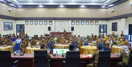Pemko Payakumbuh Gelarkan Rapat Evaluasi 100 Hari Program Walikota Payakumbuh. Tampak, suasa rapat di Aula Ngalau Indah Payakumbuh (Fhoto : Zikriman Zainal)