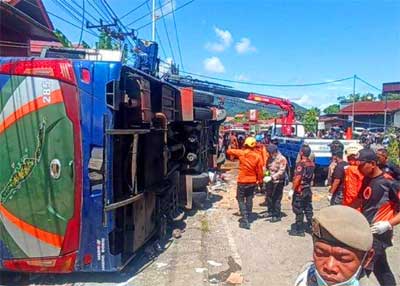 ALS terbalik akibat rem blong di Bukit Surungan, Padang Panjang, Selasa 6 Mei 2025.