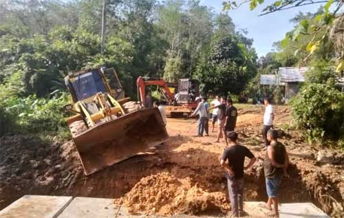 Jalan ambalas di Dharmasraya kini lagi diperbaiki pemerintah setempat.