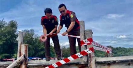 Kejaksaan Tinggi Sumatera Barat (Kejati Sumbar) menggebrak publik dengan langkah tegas menyita tiga wahana wisata mangkrak senilai hampir Rp3 miliar di kawasan Pantai Air Manis, Kota Padang