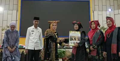 Ketua Perkumpulan Bundo Kanduang Minangkabau (PBKM) Sumatera Barat sacara resmi mengukuhkan Pengurus Bundo Kanduang Kabupaten Solok Selatan periode 2025 - 2029 di Aulà Sarantau Sasurambi kantor bupati Solok Selatan