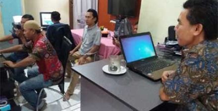 Kesibukan di ruang redaksi fajarharapan.id