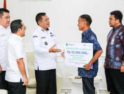 Bupati H M Toha Serahkan Santunan Jaminan Kematian kepada Ahli Waris Pekerja Rentan