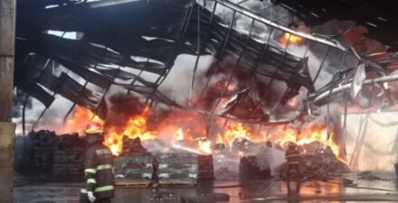Pabrik Karet PT Teluk Luas, Tanjung Saba, Lubeg, Kota Padang terbakar hebat, Minggu 18 Mei 2025.