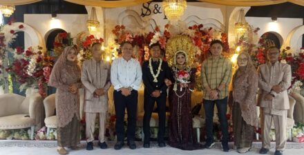 Sekda Dr Usis I Sangkai Hadiri Pernikahan Warga Kapuas